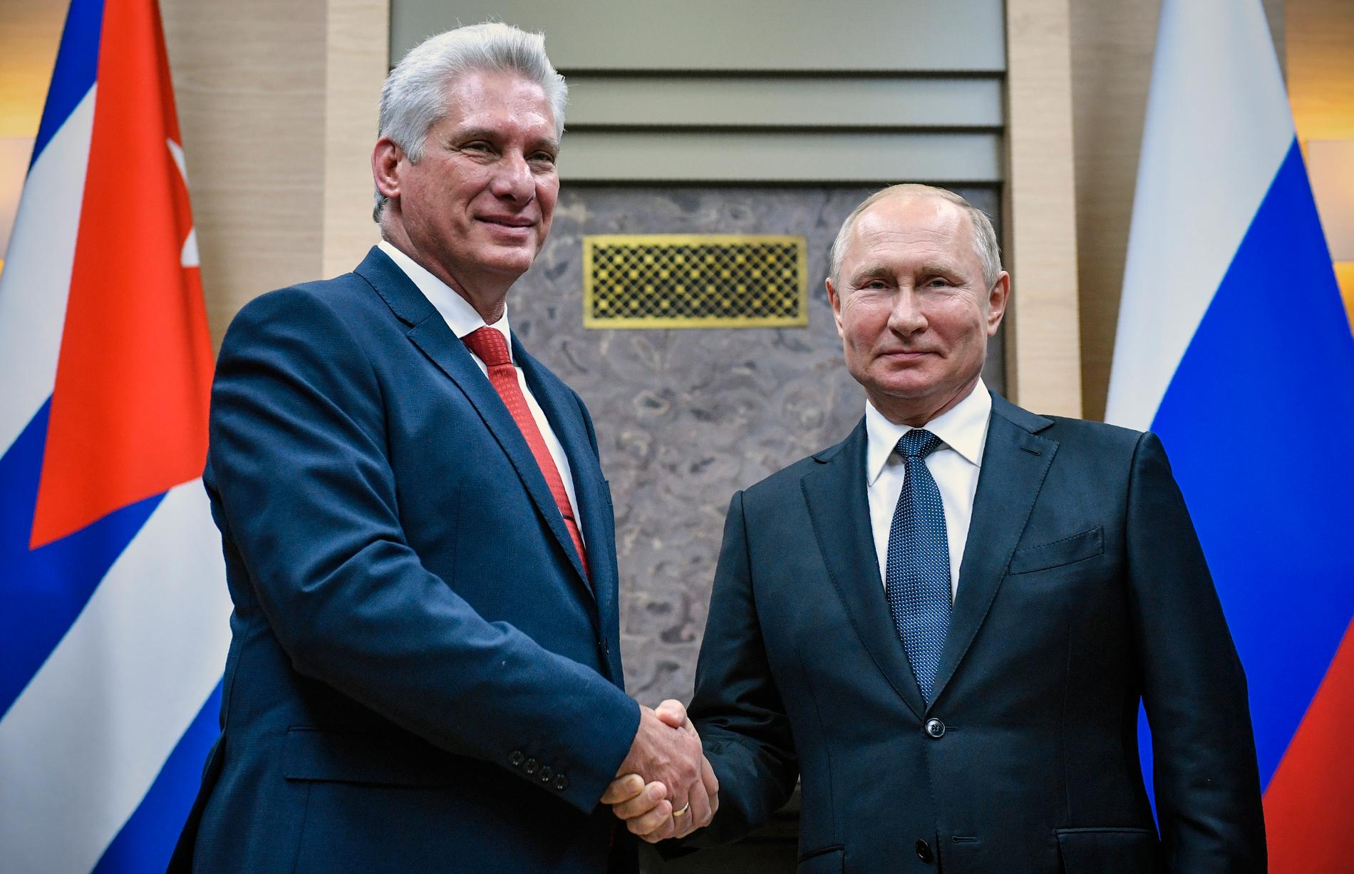 Rysslands president Vladimir Putin skakar hand med Kubas president Miguel Diaz-Canel under ett möte i Moskva.