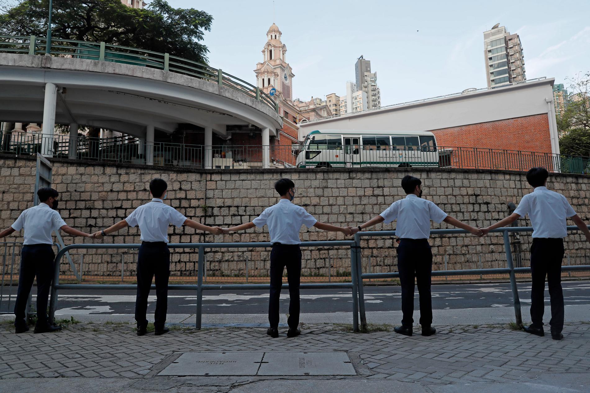 Studenter i en mänsklig kedja runt S:t Pauls College i Hongkong.