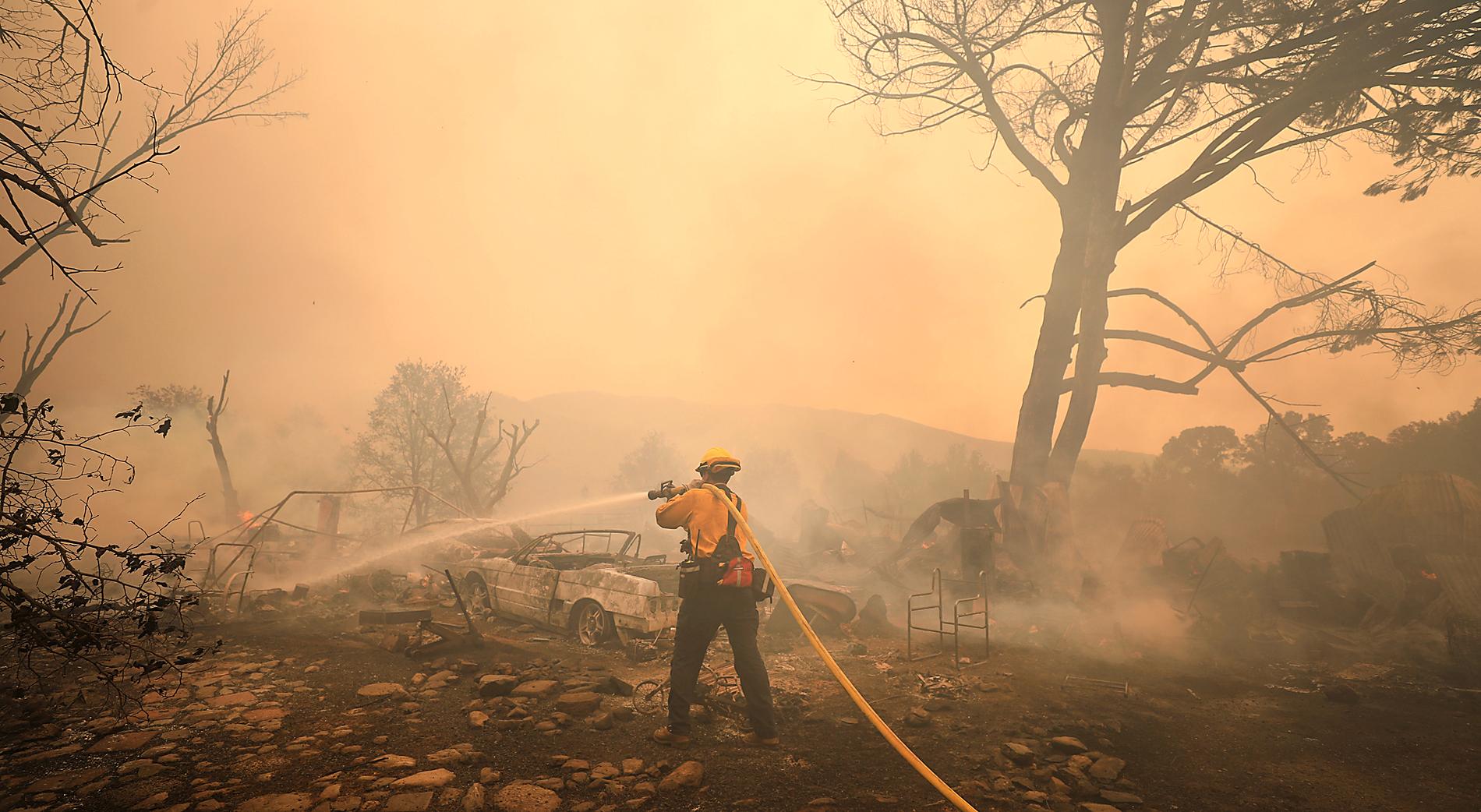 Brandmän bekämpar elden i Spring Valley, Kalifornien.
