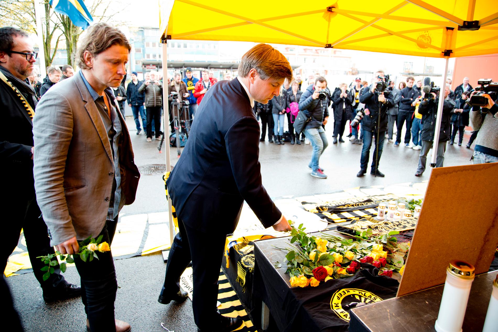 Elfsborgs ordförande Bosse Johansson var en av alla som lämnade rosor vid minnesplatsen.