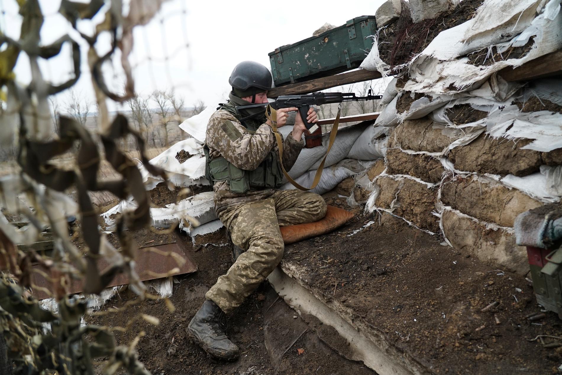 En ukrainsk soldat nära frontlinjen där proryska separatister bekämpats i kriget i östra Ukraina.