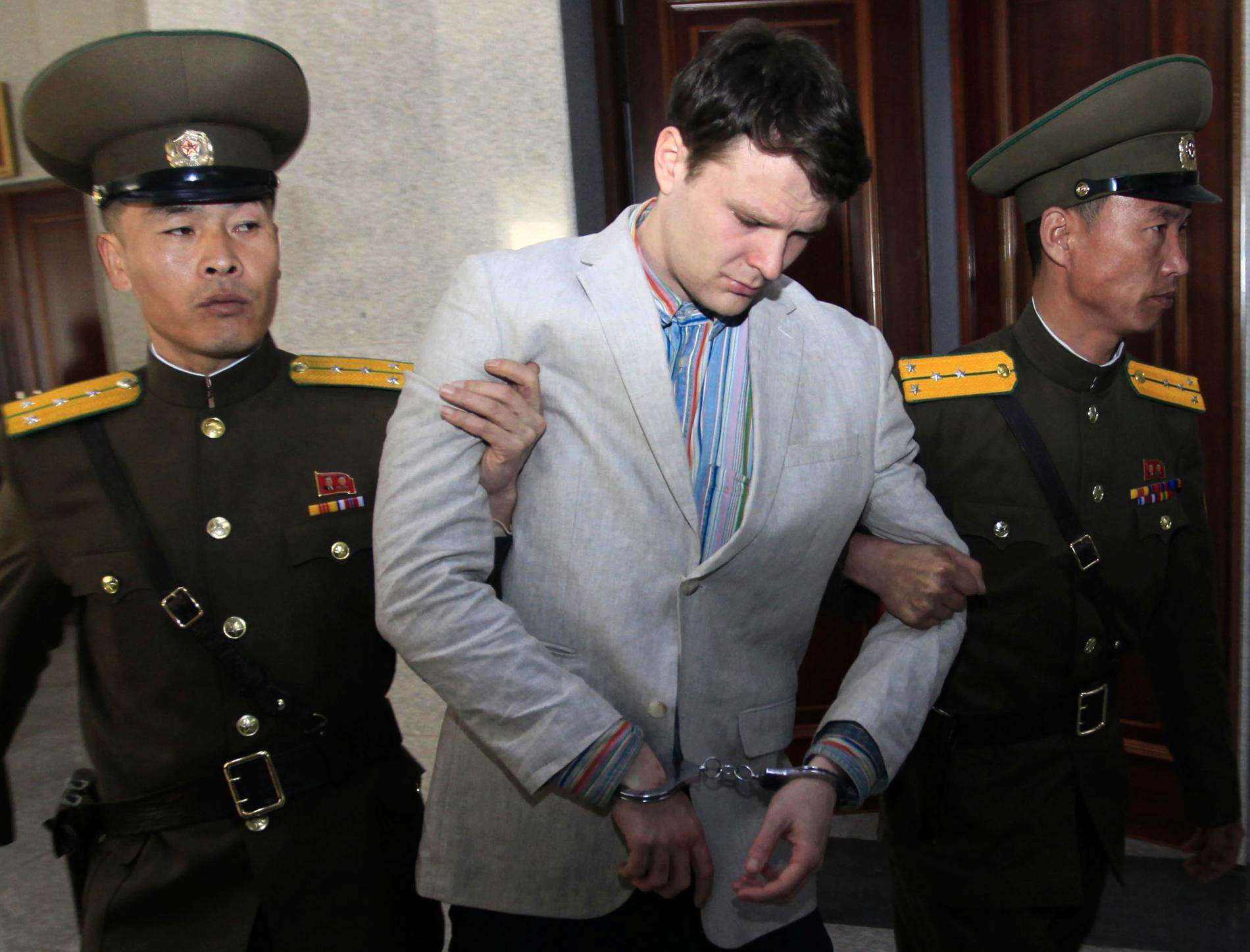 Den amerikanske studenten Otto Warmbier leds ut från Högsta domstolen i Nordkoreas huvudstad Pyongyang den 16 mars 2016.