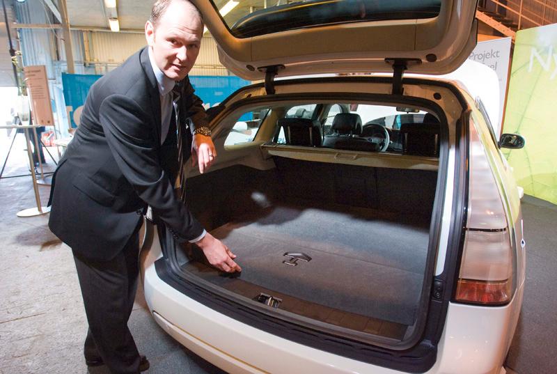 Joachim Lind, vd på ANA Trollhättan visar att bagagegolvet bygger upp 7,5 centimeter och tror att de flesta kunder accepterar det.