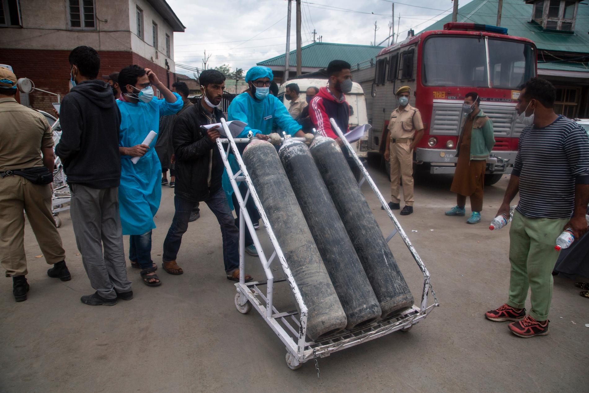 Syrgasbehållare anländer till sjukhuset i Srinagar i den indiska delstaten Jammu och Kashmir. Bilden är från i söndags.