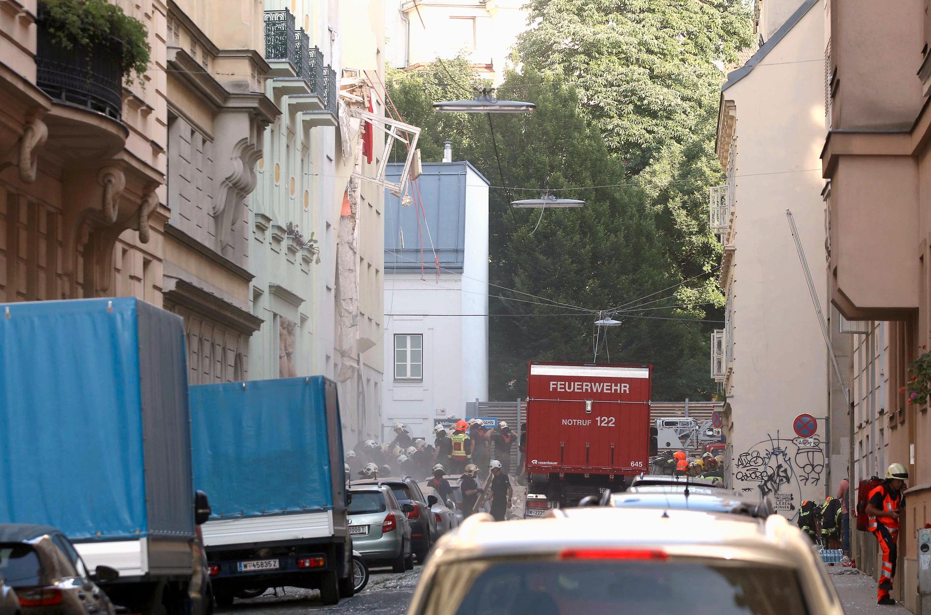 Brandmän söker igenom rasmassorna efter gasexplosionen i Wien.
