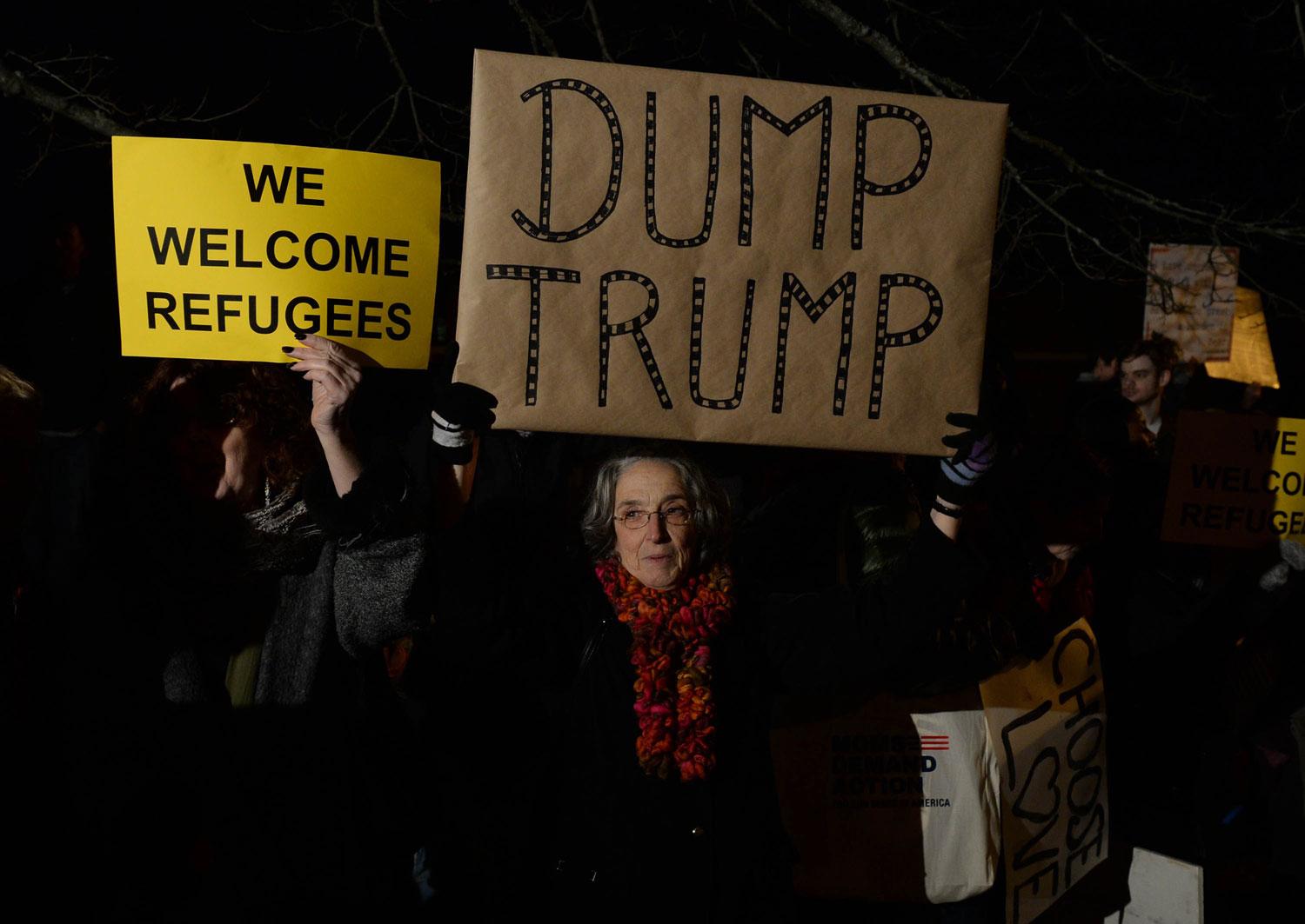 Protester utanför Sheraton i Portsmouth i USA inför ett av Donald Trumps tal.
