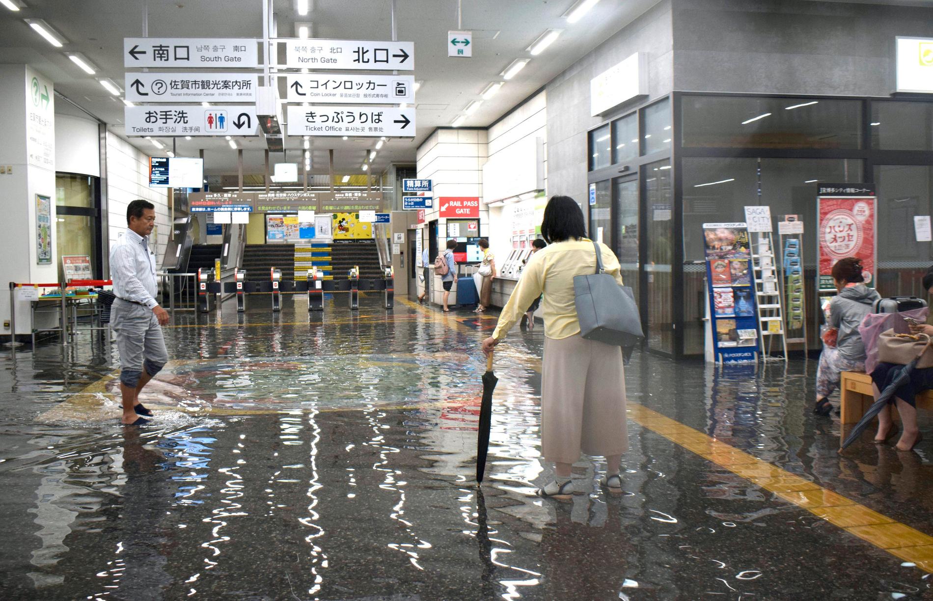 En översvämmad tågstation i Saga i sydvästra Japan.