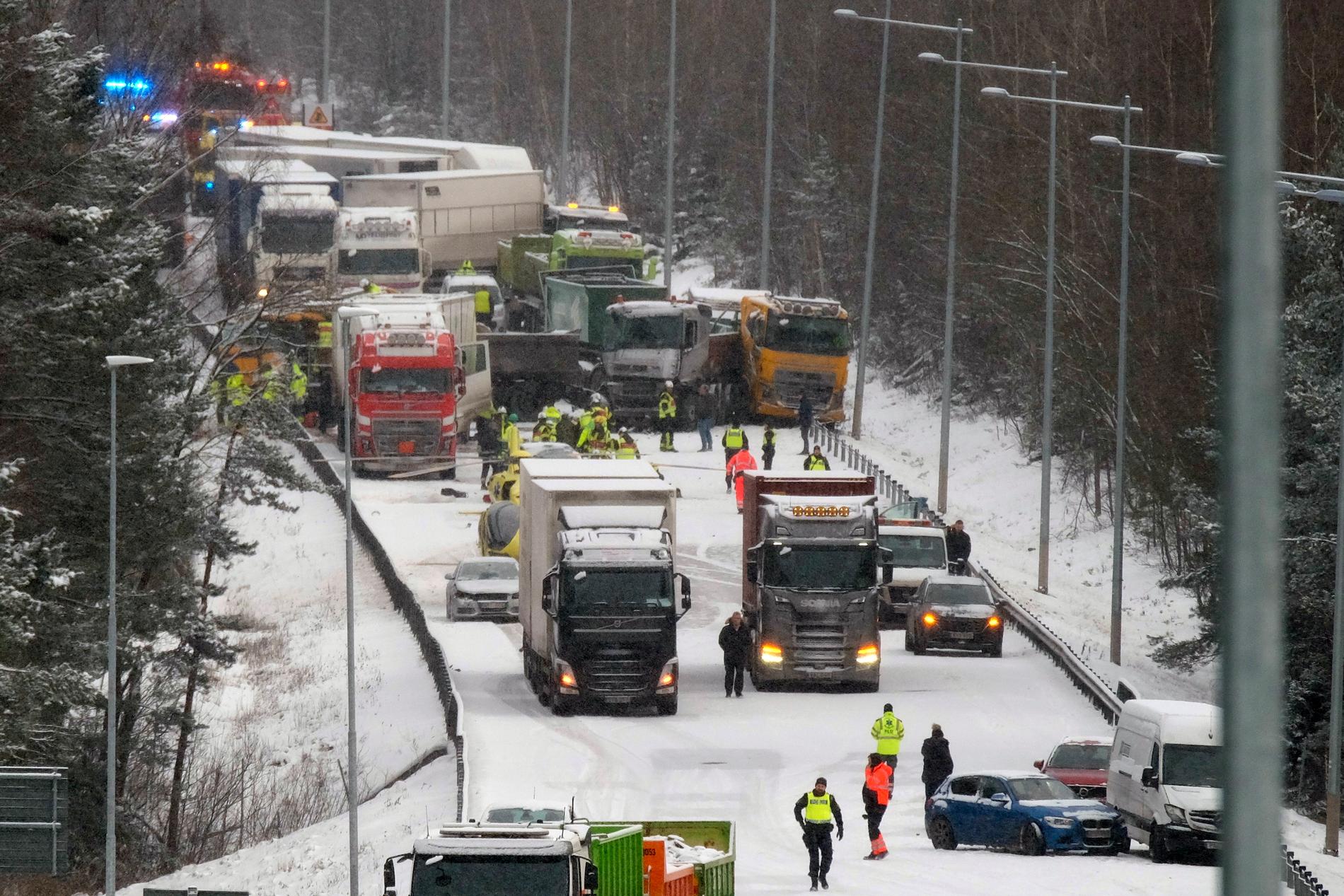 Fem lastbilar ska vara inblandade i den allvarliga trafikolyckan i Upplands-Bro.