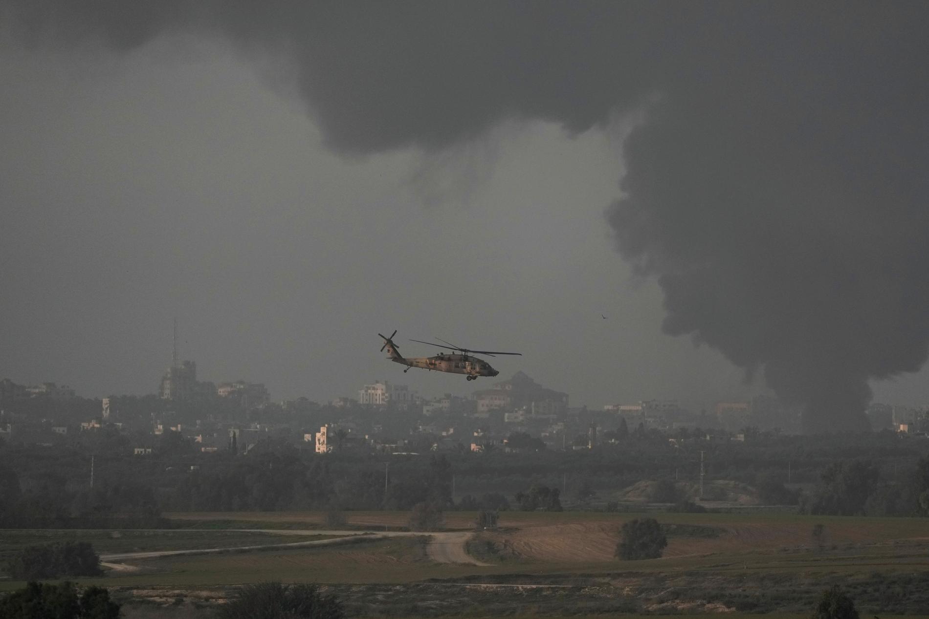 En israelisk militärhelikopter flyger nära gränsen mellan Israel och Gaza på nyårsdagen.