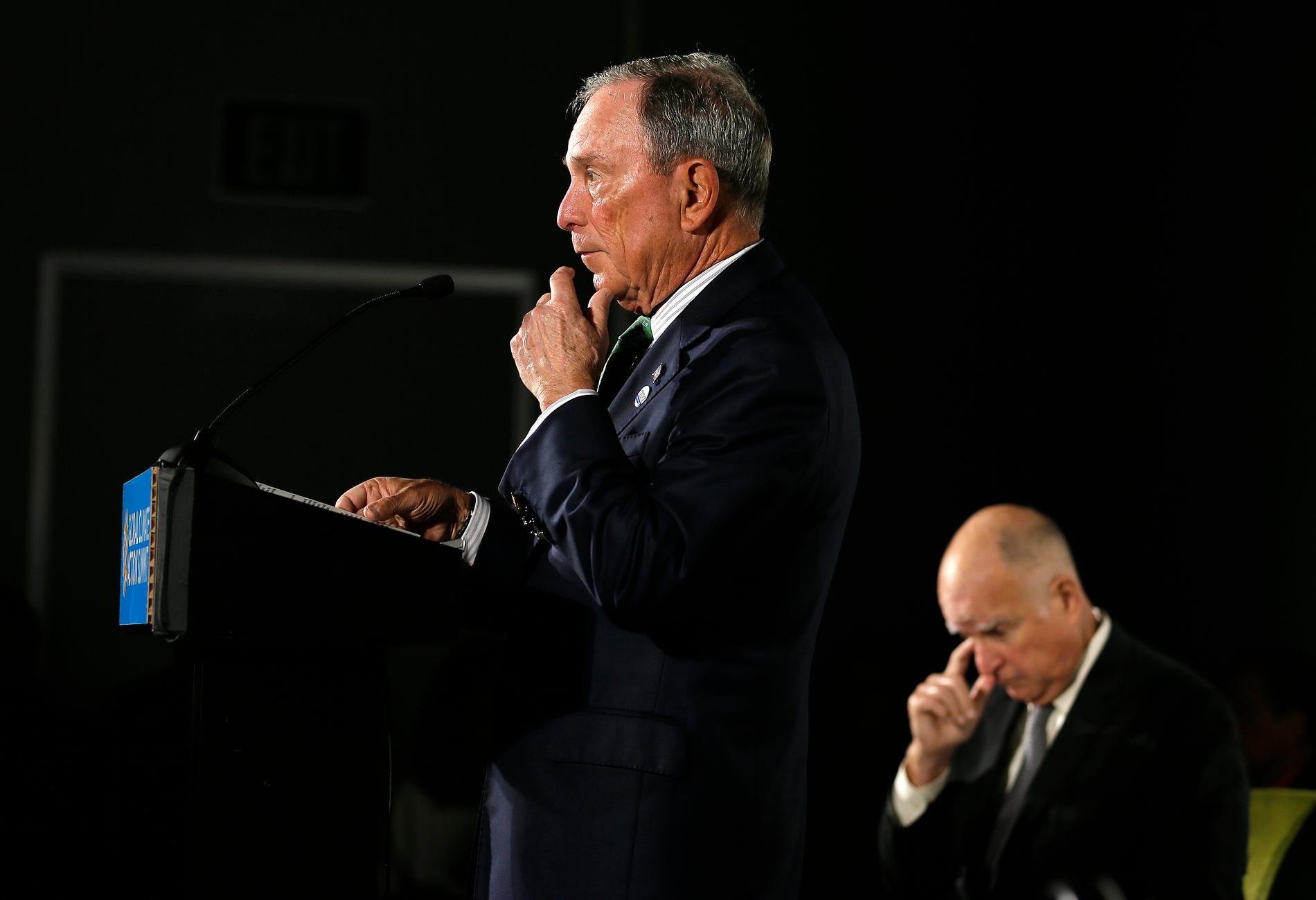 Staden New Yorks tidigare borgmästare, den förmögne affärsmannen och nyblivne demokraten Michael Bloomberg talar om en av sina käpphästar klimatet. Bakom honom lyssnar Kaliforniens avgående guvernör Jerry Brown.