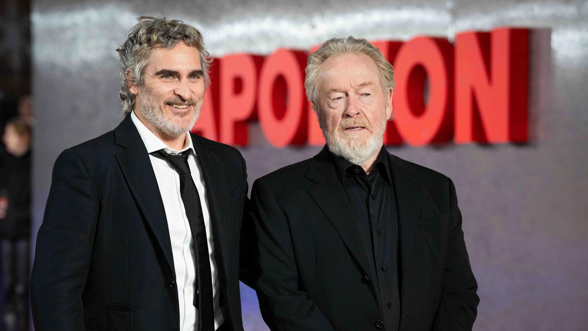 Ridley Scott, till höger, tillsammans med huvudrollsinnehavaren Joaquin Phoenix under Londonpremiären för "Napoleon".