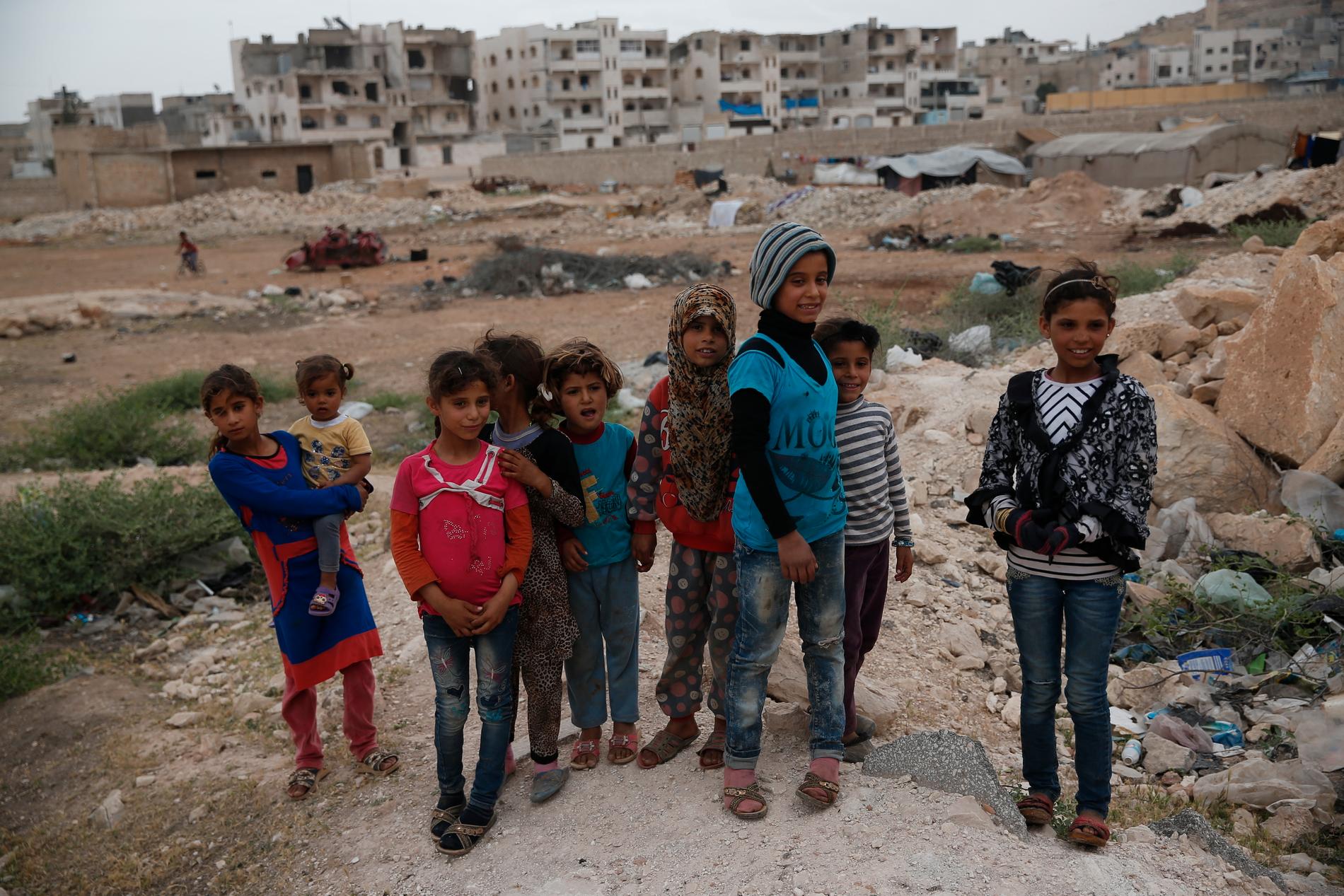 Barn i svårt krigshärjade områden i staden al-Bab i norra Syrien. Arkivbild.