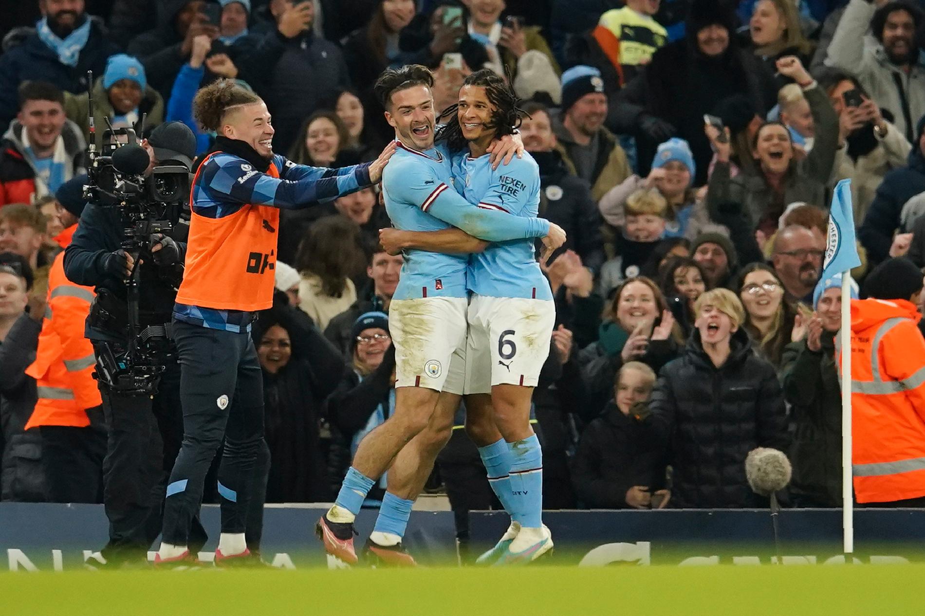 Manchester City Nathan Aké, till höger, firar sitt 1–0-mål tillsammans med Jack Grealish.
