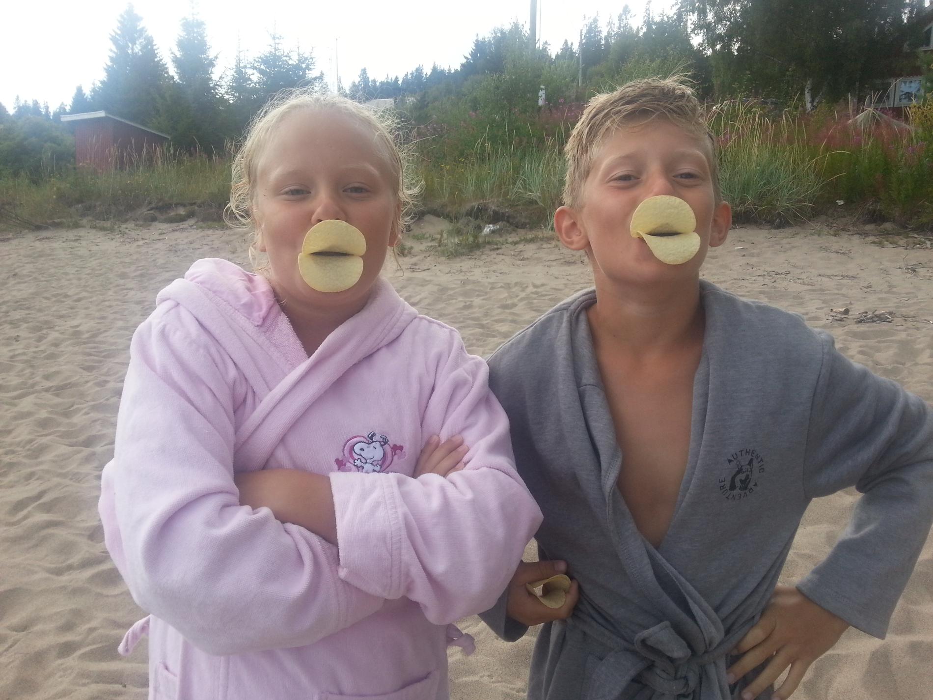 Efter en härlig dag på stranden smakar chipsen extra gott. Tilde och Isak på Grönviken, Alnö.