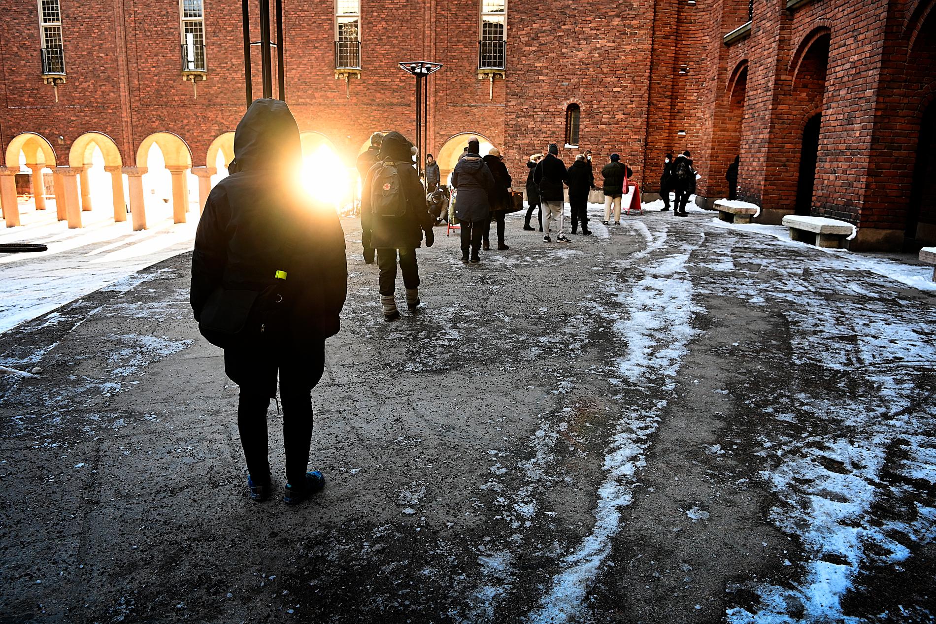 Personer köar för att bli vaccinerade, vid Stadshuset i Stockholm.