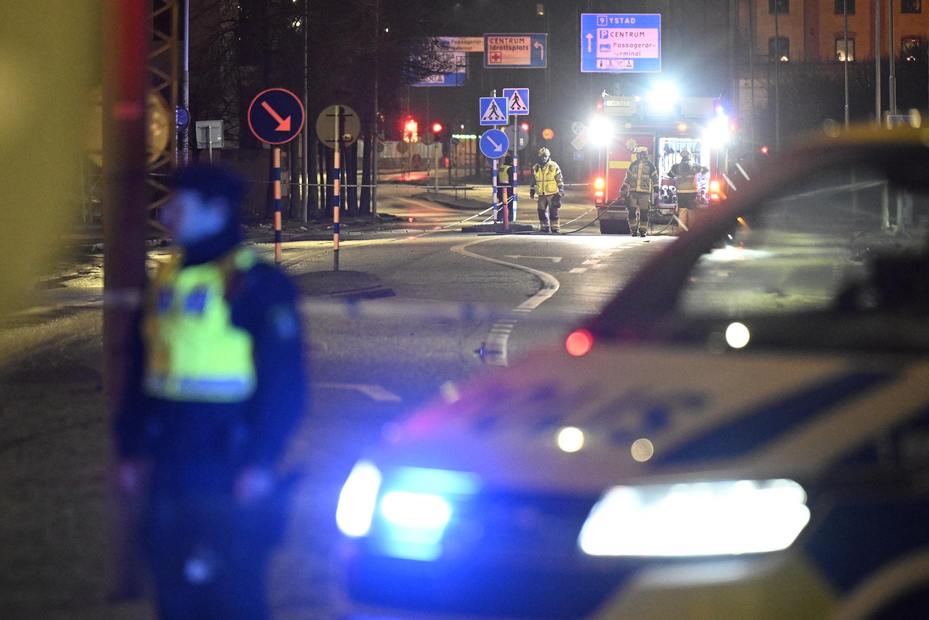 Polis på plats i Trelleborg efter lördagens larm om en våldsam man. Mannen sköts av polis och vårdas för allvarliga skador. Arkivbild.