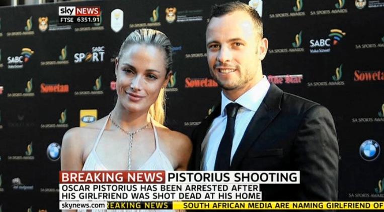 Den tragiska händelsen blev direkt en världsnyhet. Här är Pistorius med sin flickvän Reeva Steenkamp.