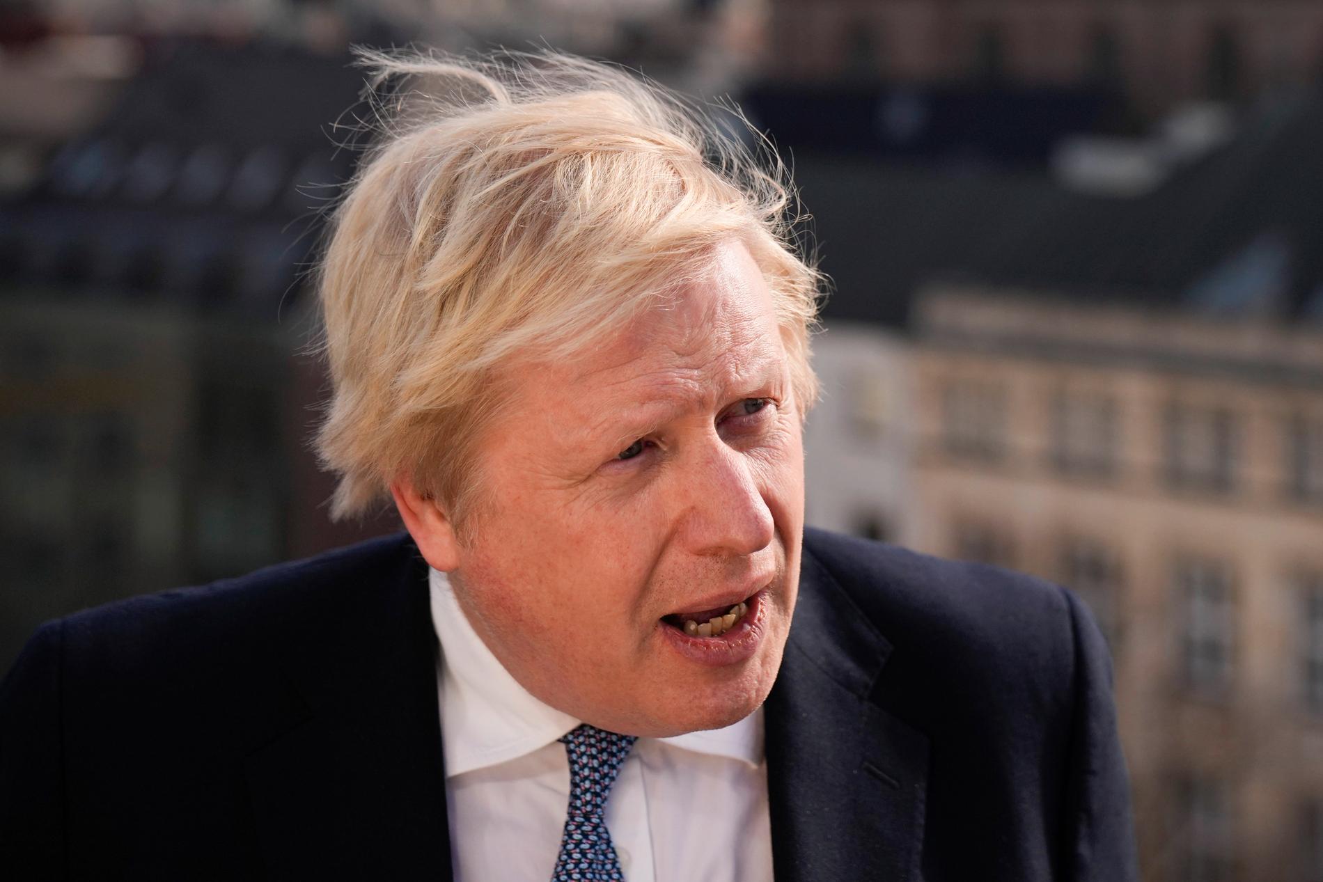 Boris Johnson inför sanktioner mot de tre affärsmännen.