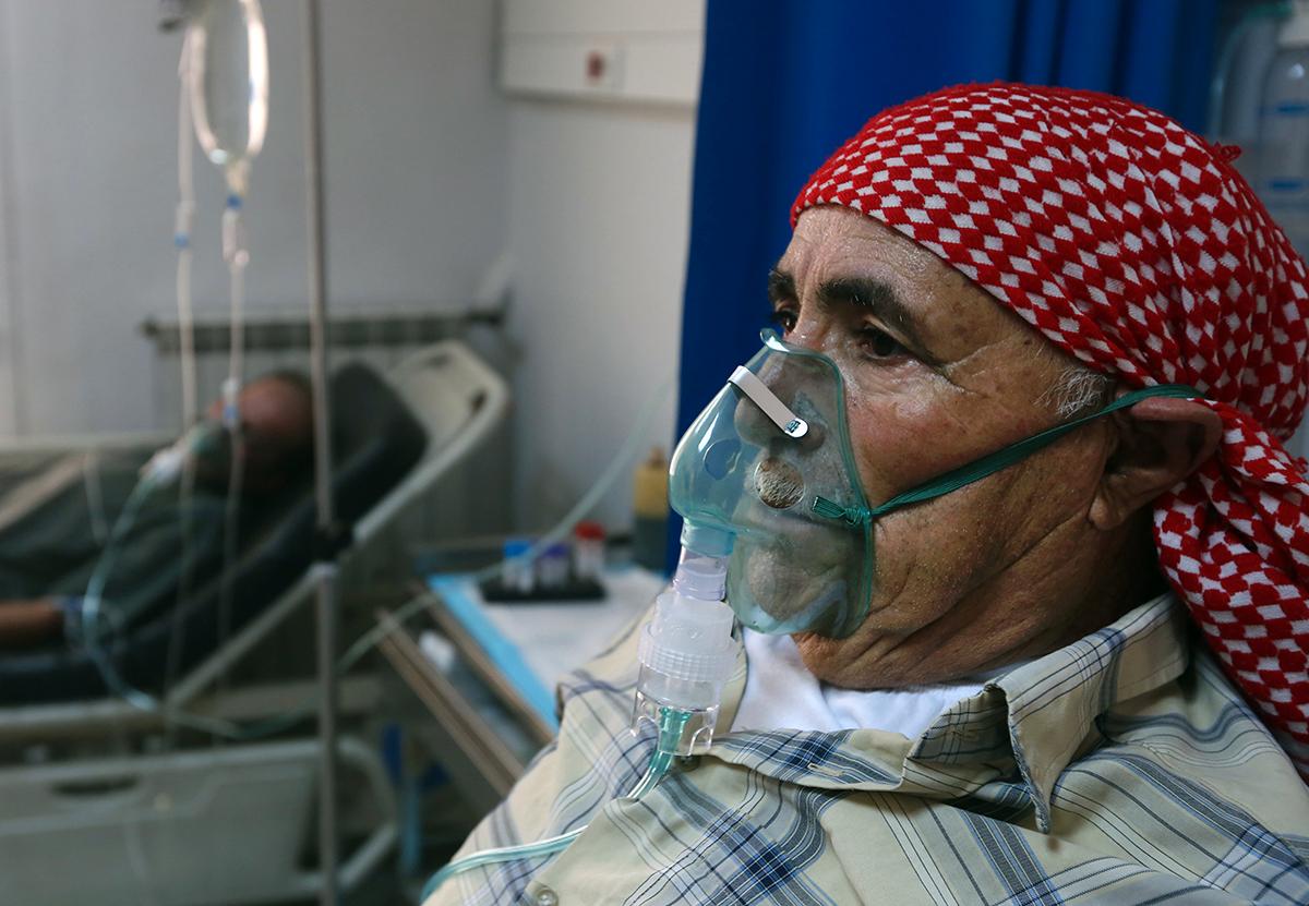 En libanesisk man får syrgas på sjukhuset efter att sandstormen slagit till mot landet. Hundratals personer har först till sjukhus i regionen i samband med stormen.