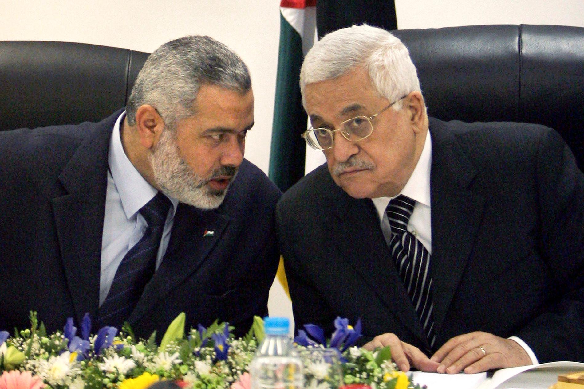Fatahs ledare Mahmud Abbas och Hamas ledare Ismail Haniya i samspråk i mars 2007. Arkivbild.