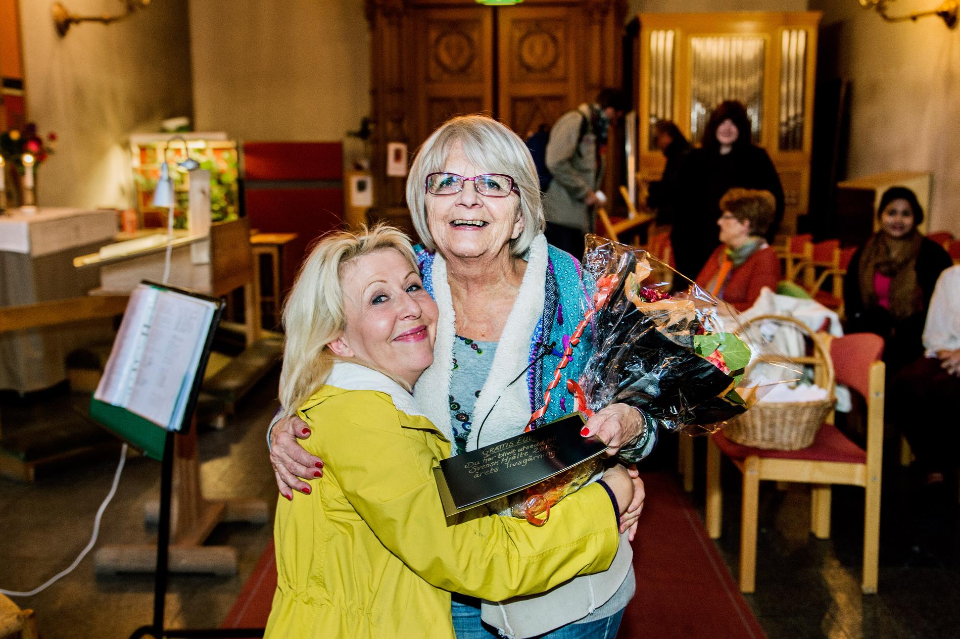 Elise Lindqvist är 79 år och nybliven Svensk Hjälte – och hon har har inga planer på att dra ner på takten. I Klara kyrka i centrala Stockholm överraskade komikern och vännen Pia Johansson Elise med nyheten.