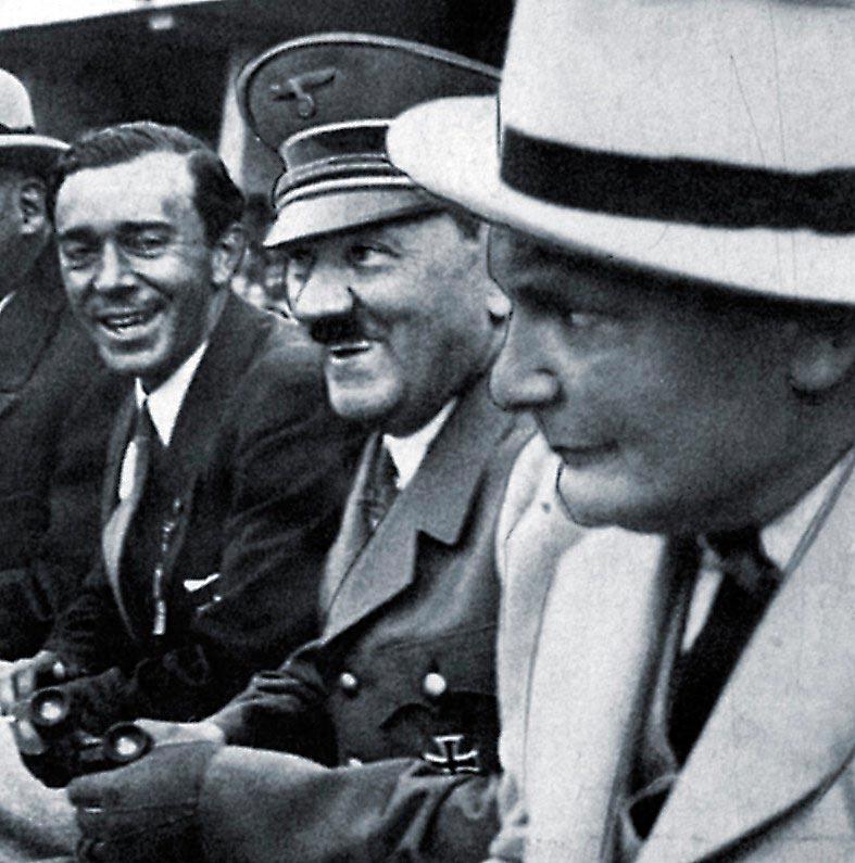 Svenske arvprinsen Gustaf Adolf (kungens far) med Hitler och Göring vid OS i Berlin 1936.