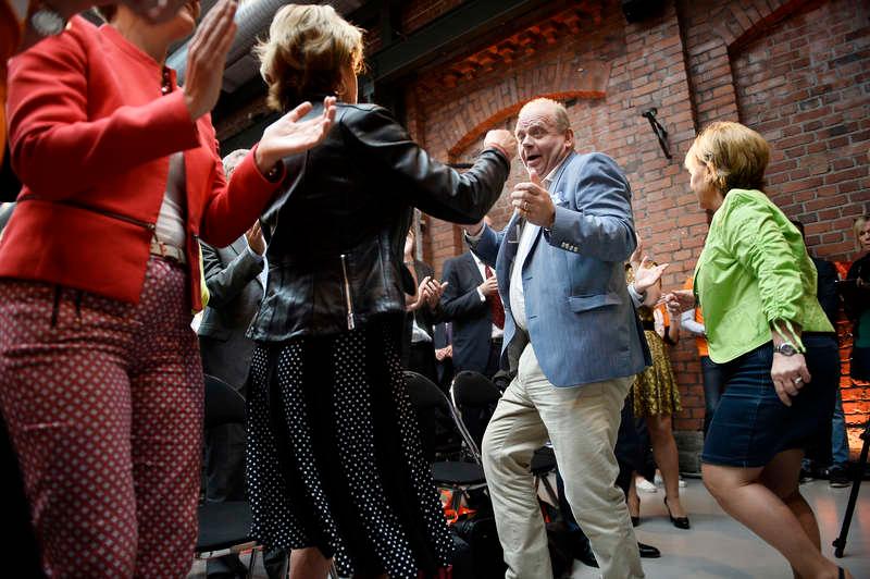 Moderaterna dansade loss under valkonventet. Efter diskot presenterade Reinfeldt Alliansens nyhet - 350 000 nya jobb.