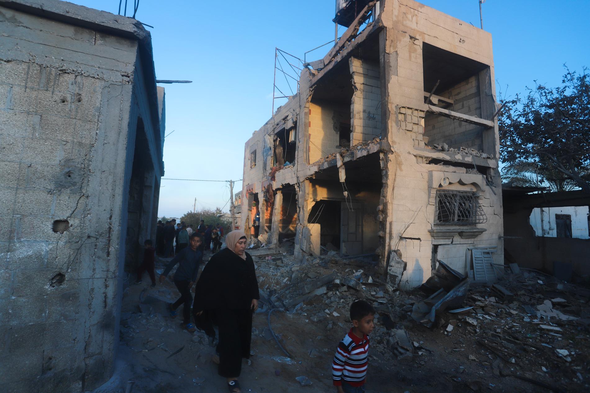Ett bombat bostadsområde i Rafah under söndagen.