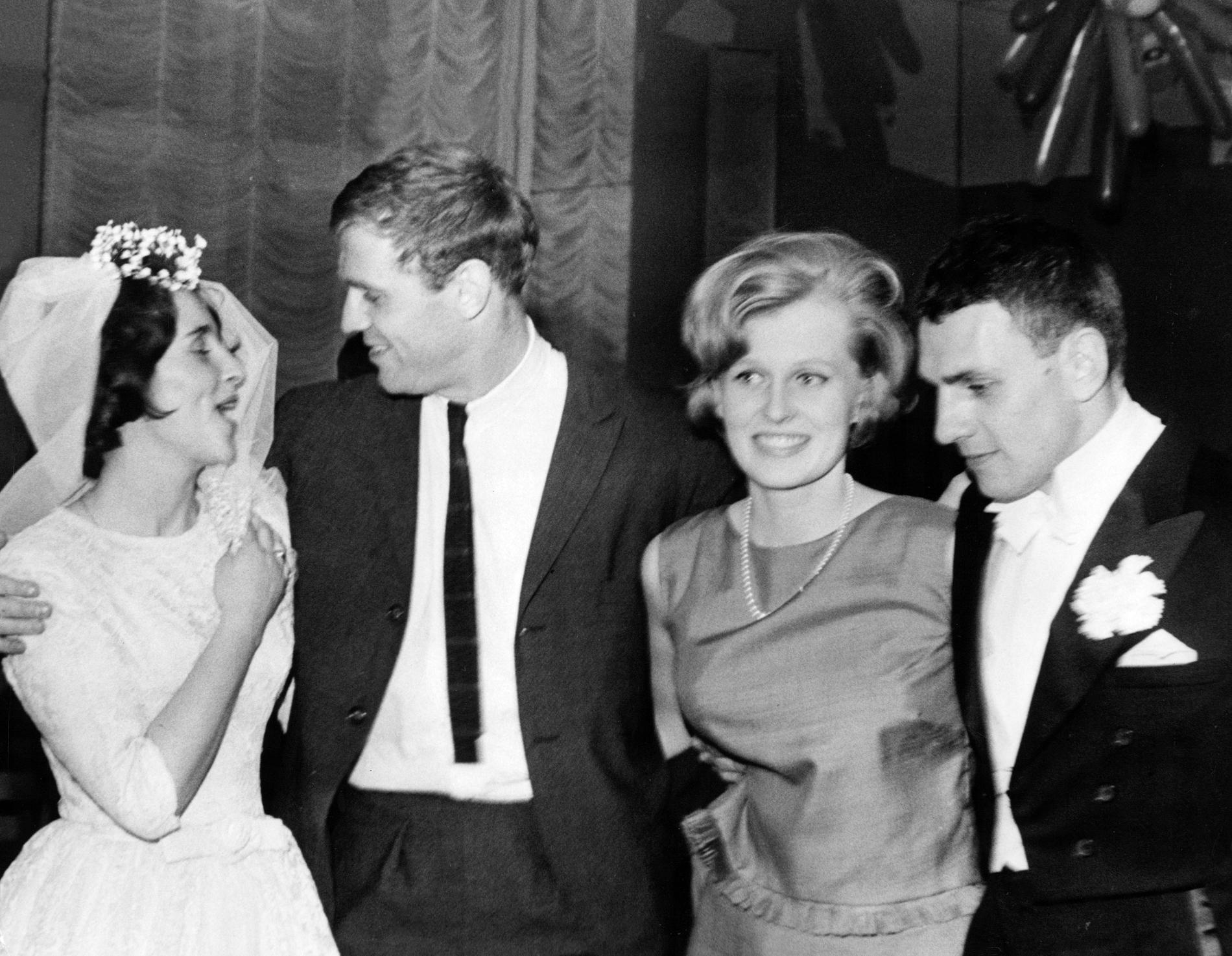 Hjältarna från hockey-VM 1962 firas på Stadshotellet i Södertälje – samma dag som Leif Andersson (till höger) gifte sig med sin Sigrid (till vänster). I mitten paret Tumba, Sven och Mona. 