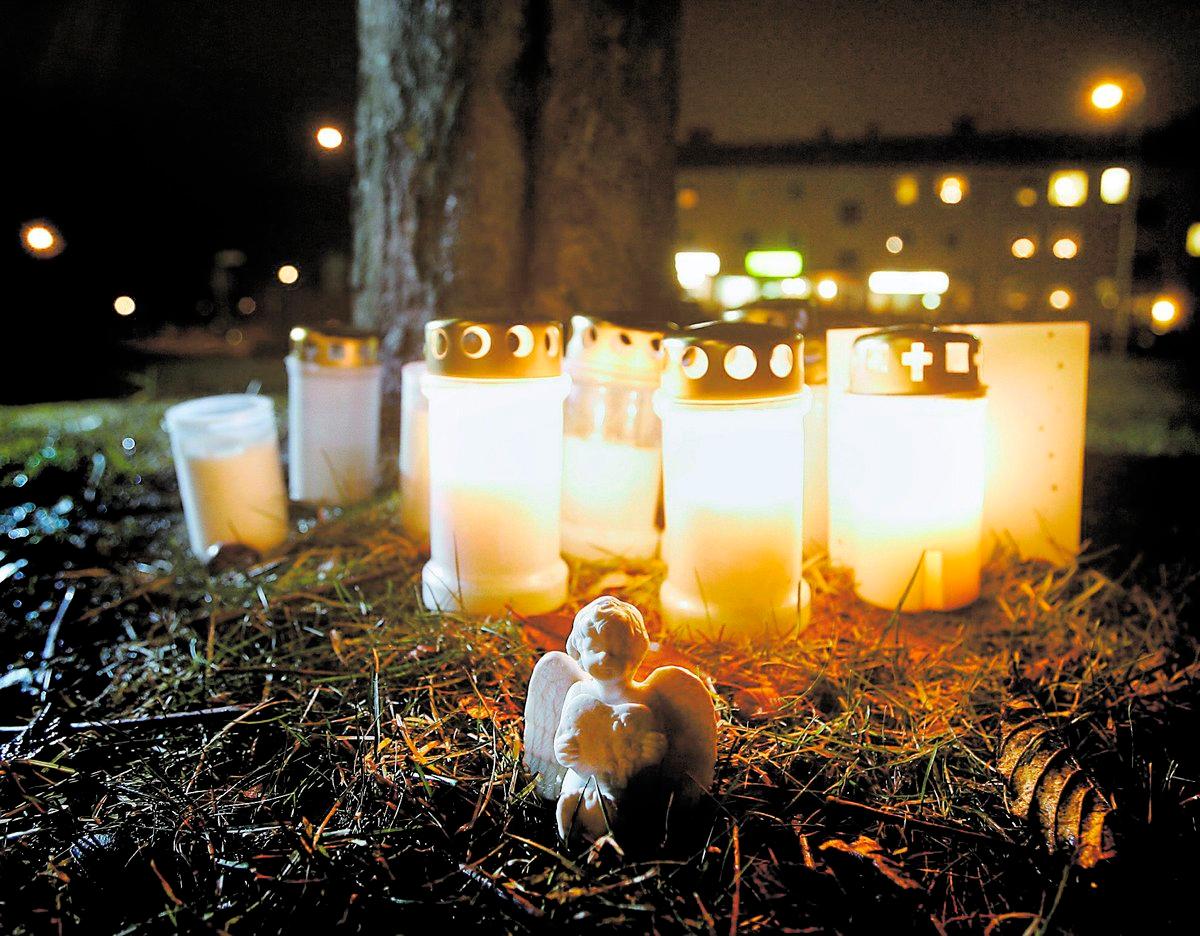 attackerad med rörtång Sörjande vänner tände i går ljus på mordplatsen i Bullermyren i Borlänge. Vittnen berättar att de två misstänkta bröderna upprepade gånger slog 25-åringen med en rörtång. Mannen fördes i ambulans till sjukhuset, men var redan död vid ankomsten.