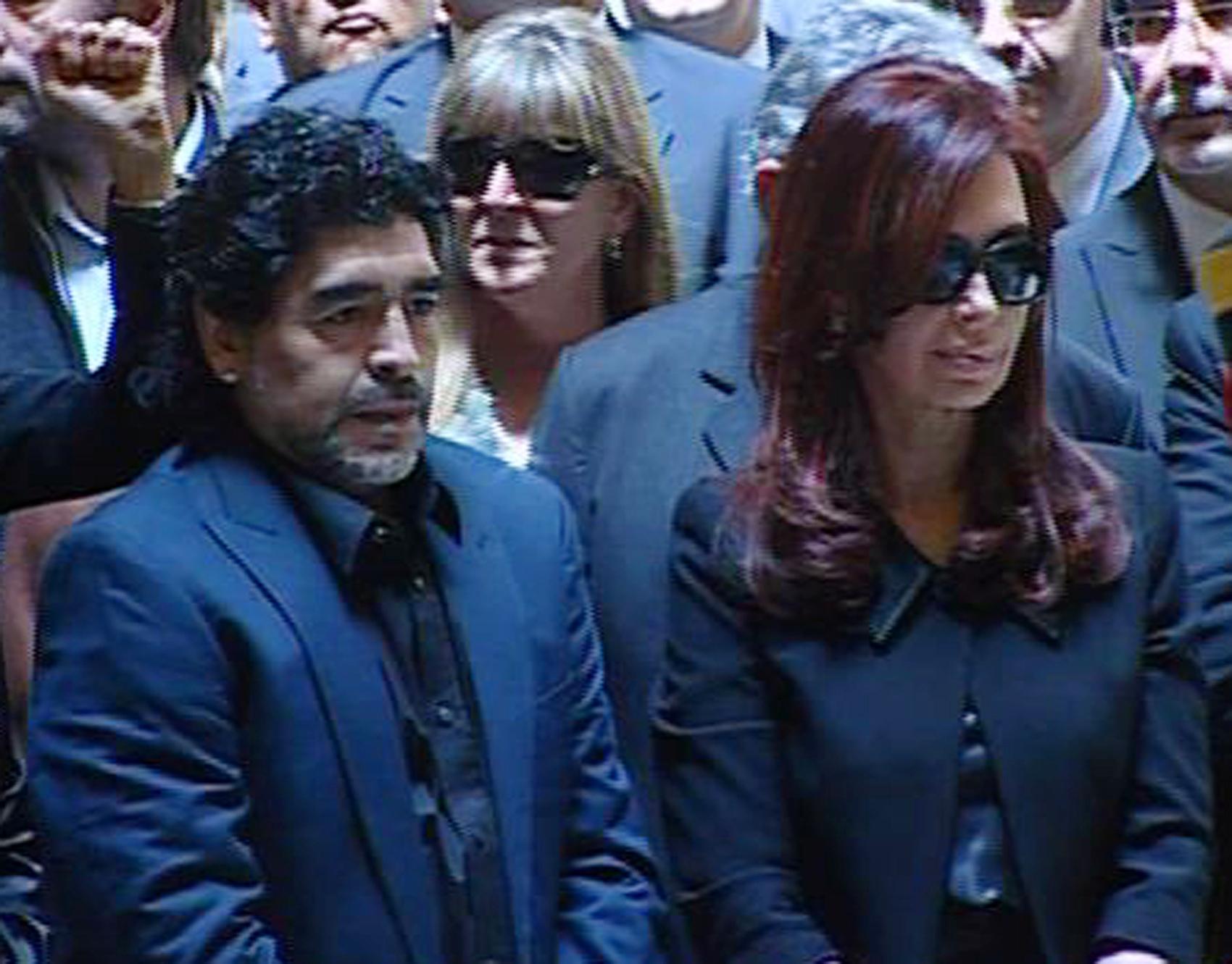 Diego Maradona och Argentinas dåvarande president och nuvarande vicepresident Cristina Fernández de Kirchner vid likvakan för hennes avlidne make, expresidenten Néstor Kirchner, i oktober 2010.