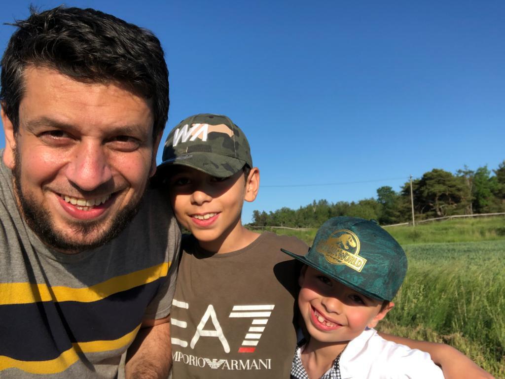 Samer Samer Abu Rahmeh hemma i Sverige tillsammans sönerna Fayez och Younes.