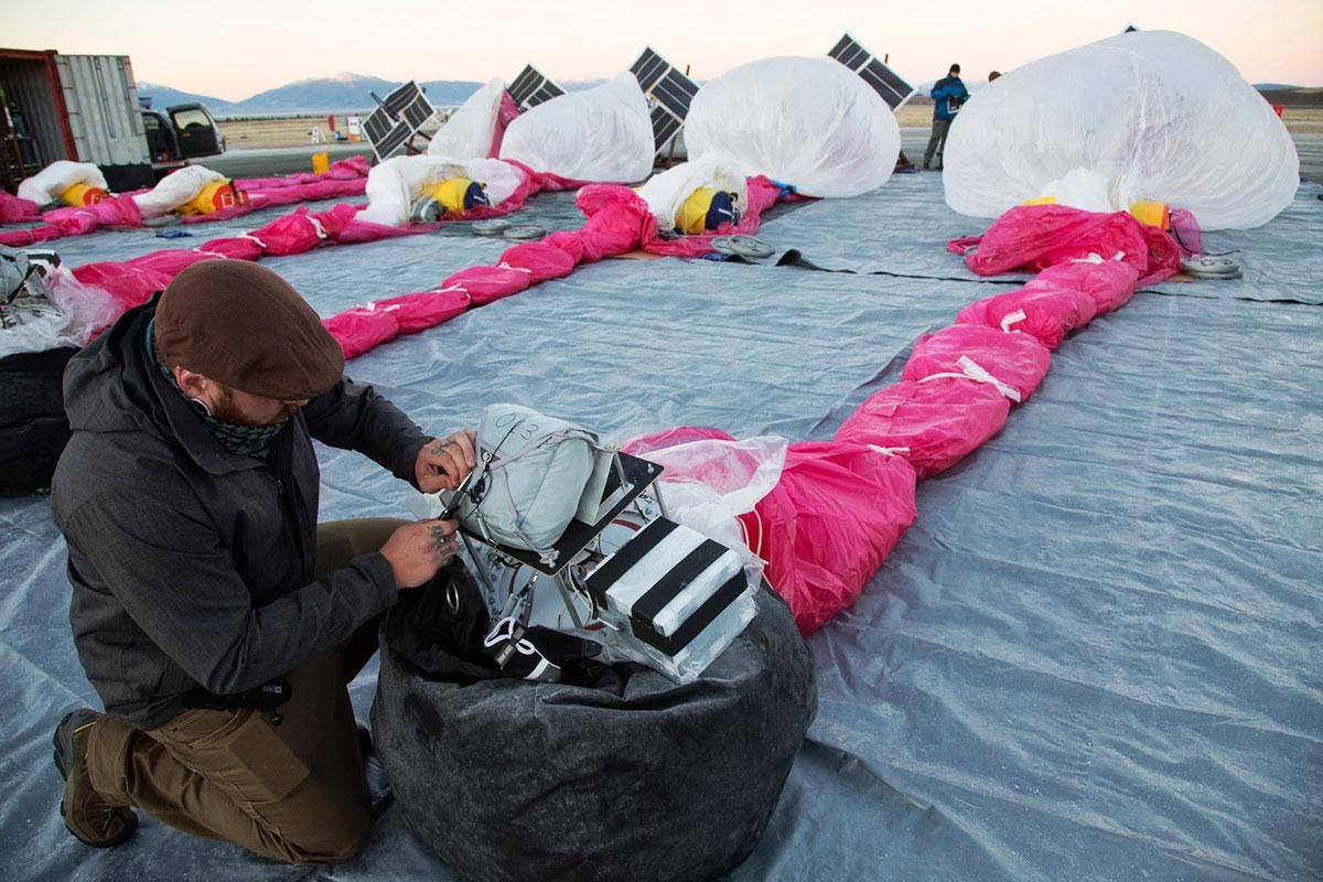 Ballonger riggas på Nya Zeeland inför sina flygningar.