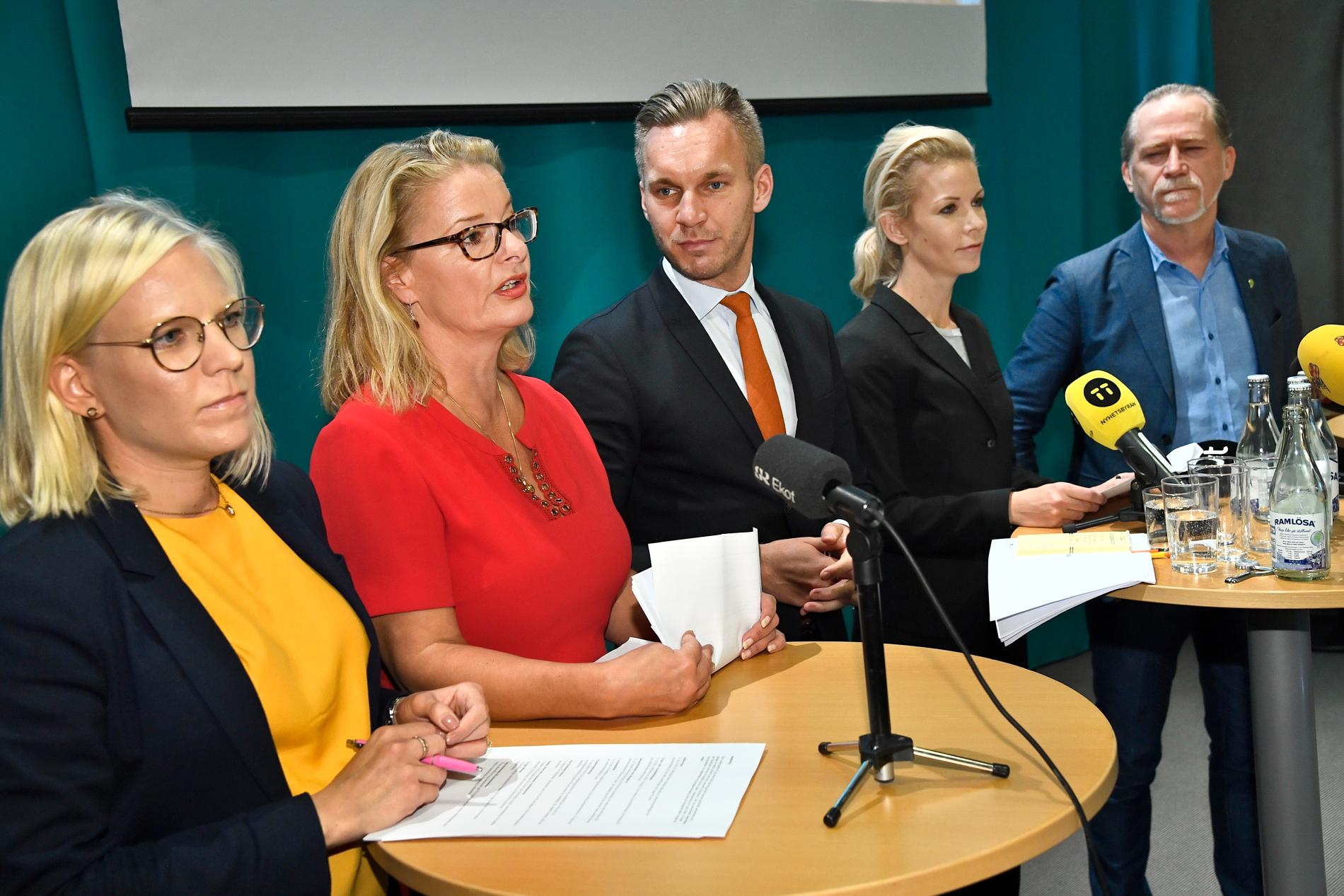 Allianspartierna och Miljöpartiet håller en gemensam pressträff i samband med att Miljöpartiet säger ja till att styra Stockholms stad tillsammans med Alliansen.