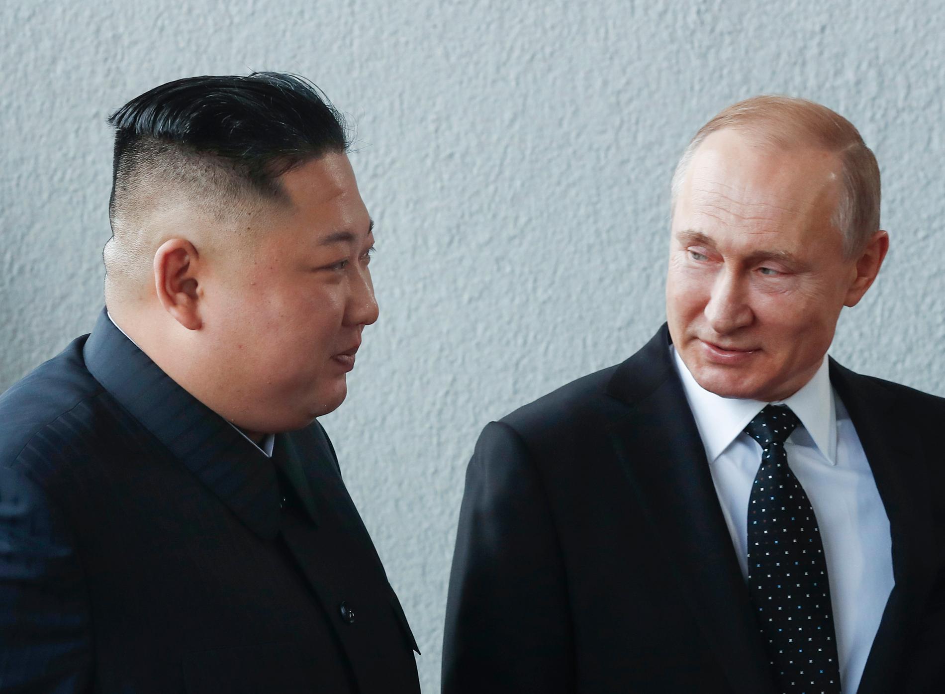 Rysslands president Vladimir Putin och Nordkoreas diktator Kim Jong-Un promenerar tillsammans under mötet i Vladivostok i östra Ryssland.