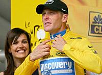 Lance Armstrong drar på sig den gula ledartröjan efter Tourens elfte etapp.