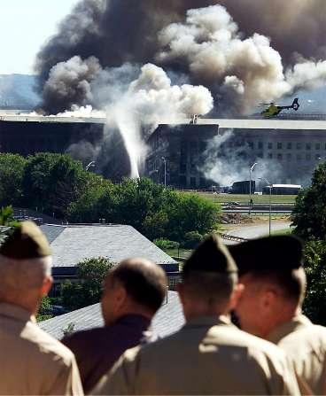 PENTAGON BRINNER Ett kapat plan kraschar i militärens högkvarter, Pentagon. Byggnaden fattar eld och en del av byggnaden kollapsar.