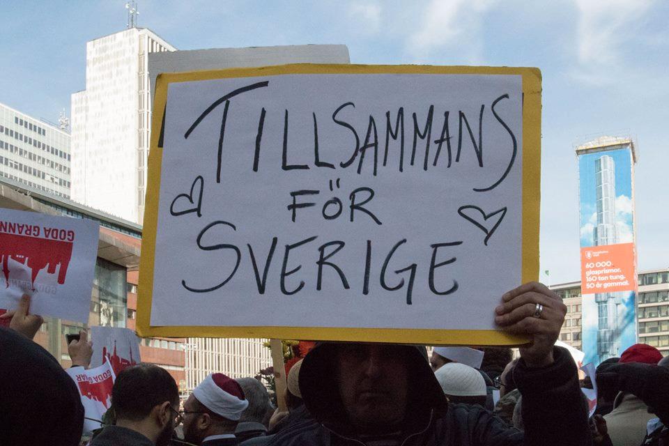 Kärlek och fred - tillsammans. Det var budskapet på den stora  manifestationen i Stockholm i går. 