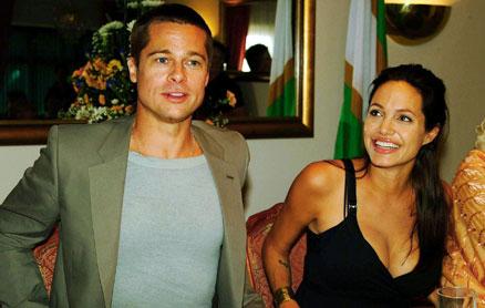 Brad Pitt och Angelina Jolie håller presskonferens i Namibia.