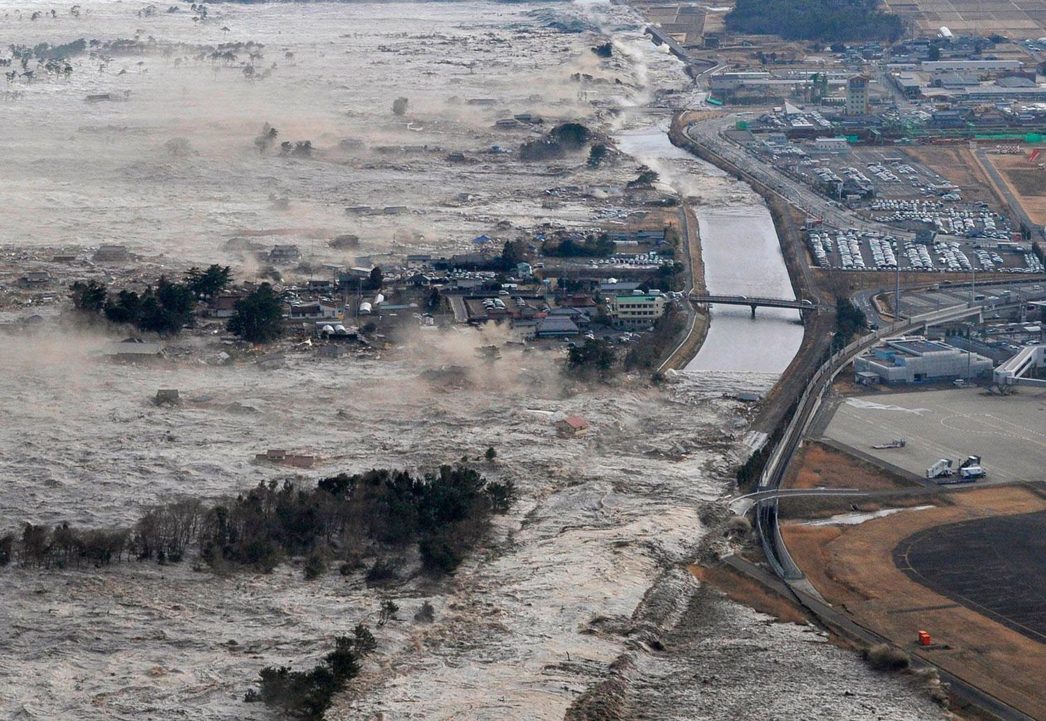 Japans kraftigaste jordbävning skadade fyra kärnkraftverk, det mest kända är Fukushima, och utlöste en tsunami som drog in över flera städer. Här är vågen vid Iwanuma.