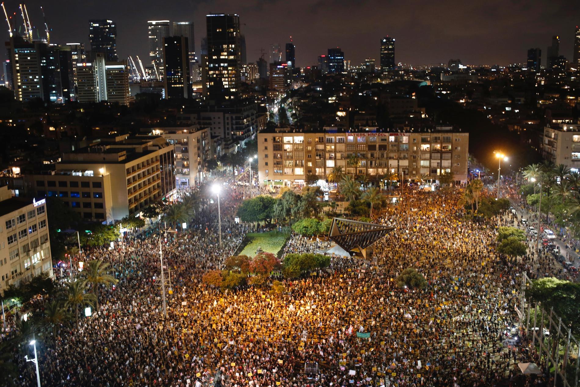 Tiotusentals demonstranter har samlats i Israels största stad Tel Aviv för att protestera mot regeringen och dess hantering av coronakrisen.