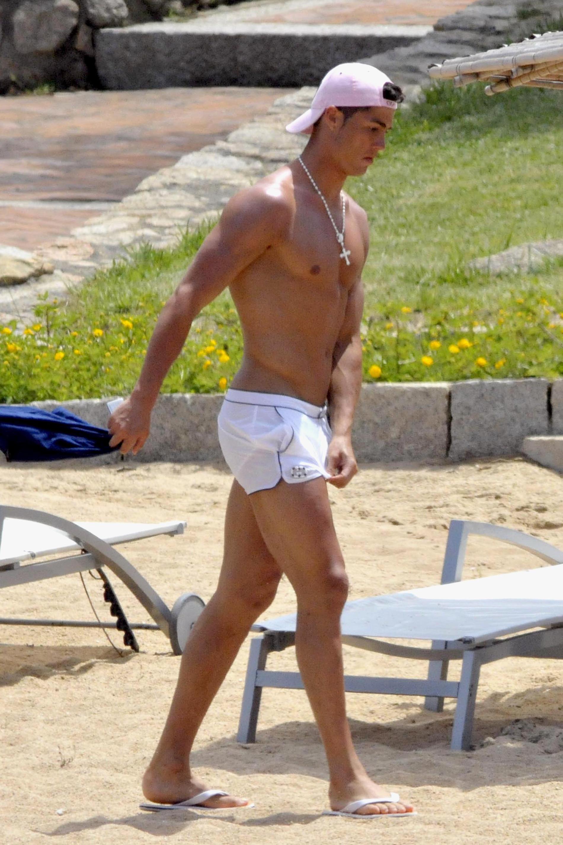 Ronaldo känner efter om materialet på shortsen håller måttet.