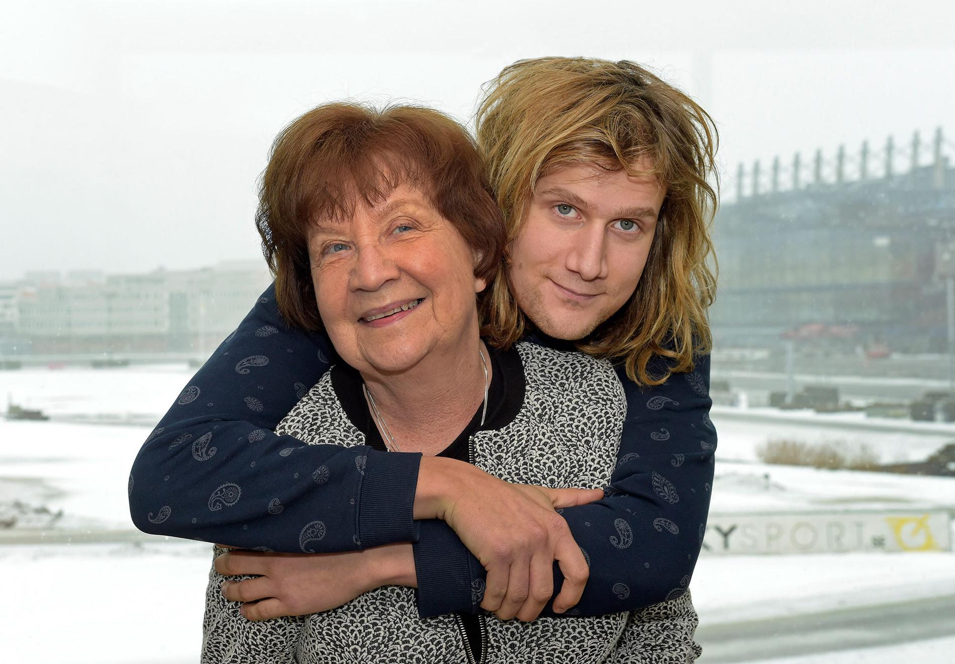 TV4-profilen Matteus Lillieborg tillsammans med mormor Margaretha Lundström.