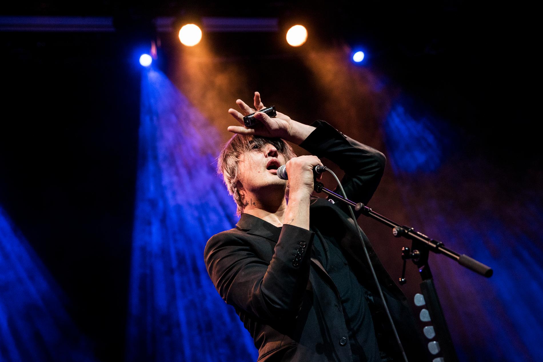 Peter Doherty under en konsert på Vasateatern i Stockholm 2018.  