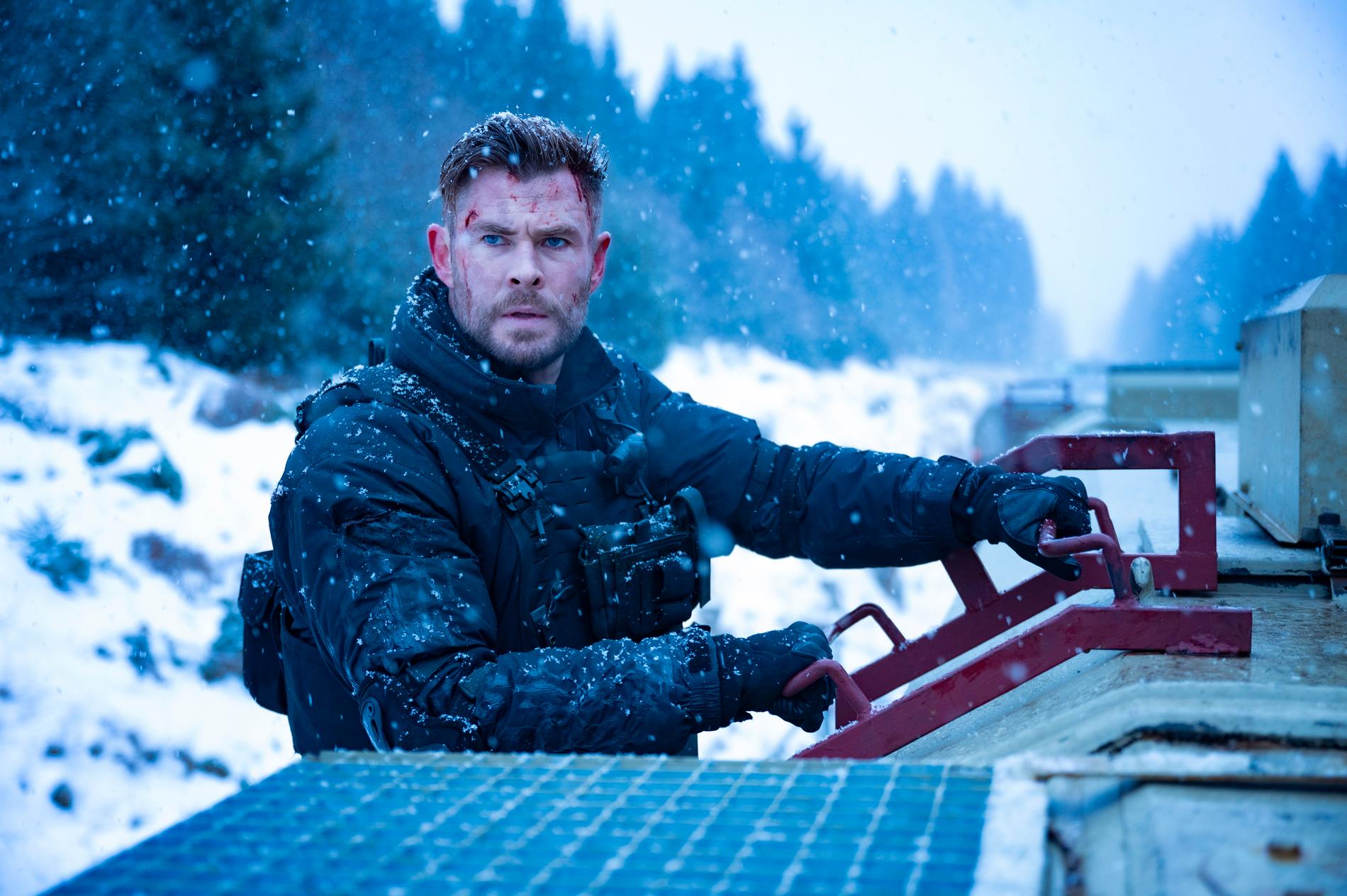 Chris Hemsworth som Tyler Rake i "Extraction 2". Pressbild.