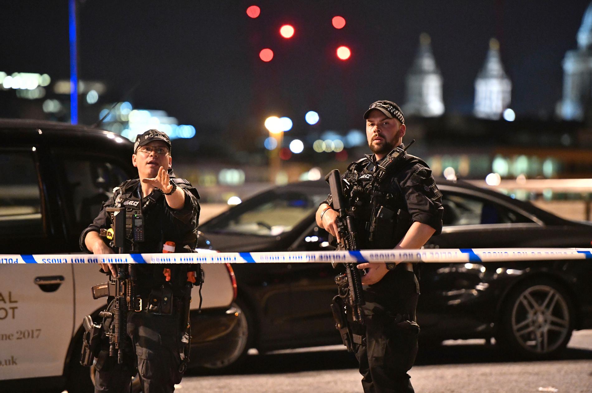 Beväpnad polis vid London Bridge i centrala London.
