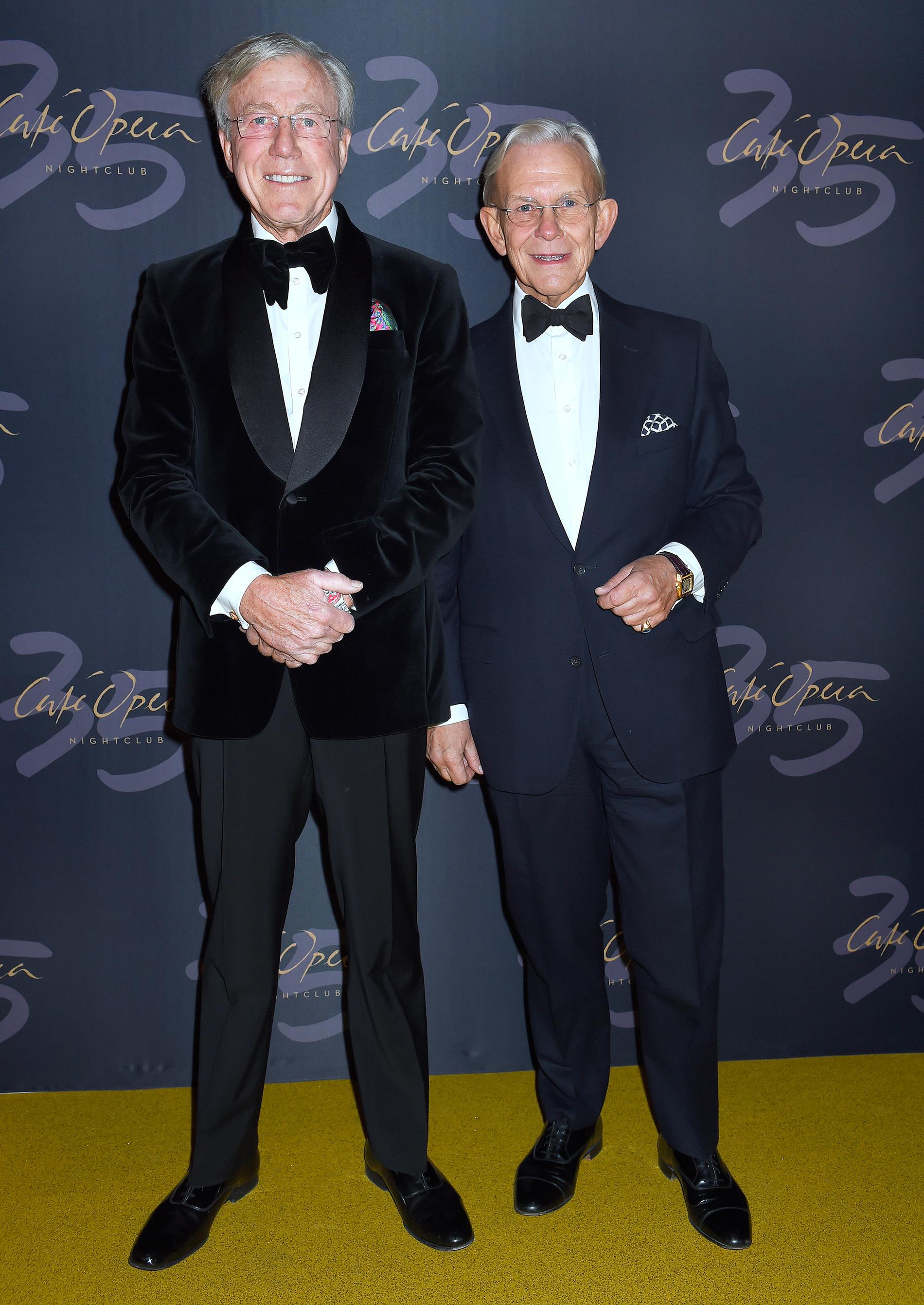 ”Noppe” är klar för festen Carl Adam ”Noppe” Lewenhaupt, till höger, ska på 70-årsfesten. Till vänster står Aje Philipson, en annan av kungens gamla vänner.
