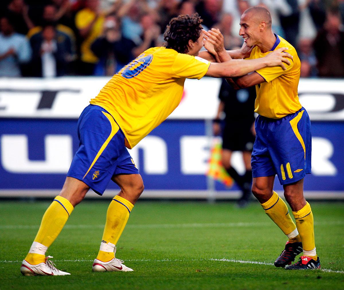 3 september 2005 Sverige mötte Bulgarien och matchen var i princip avgjord när Zlatan satte 3–0-målet i slutskedet av matchen. Gratuleras av Henrik Larsson.
