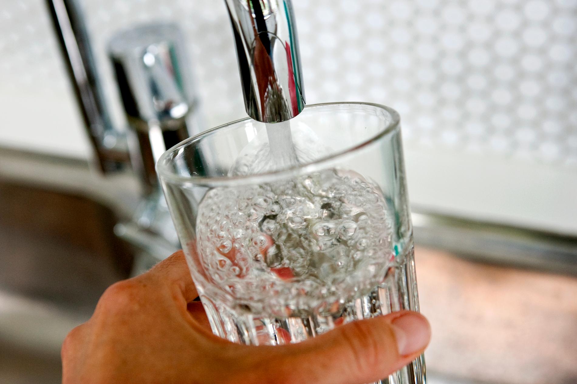 Priset på vatten höjs kraftigt i Stockholm och fler kommuner väntas göra det samma.