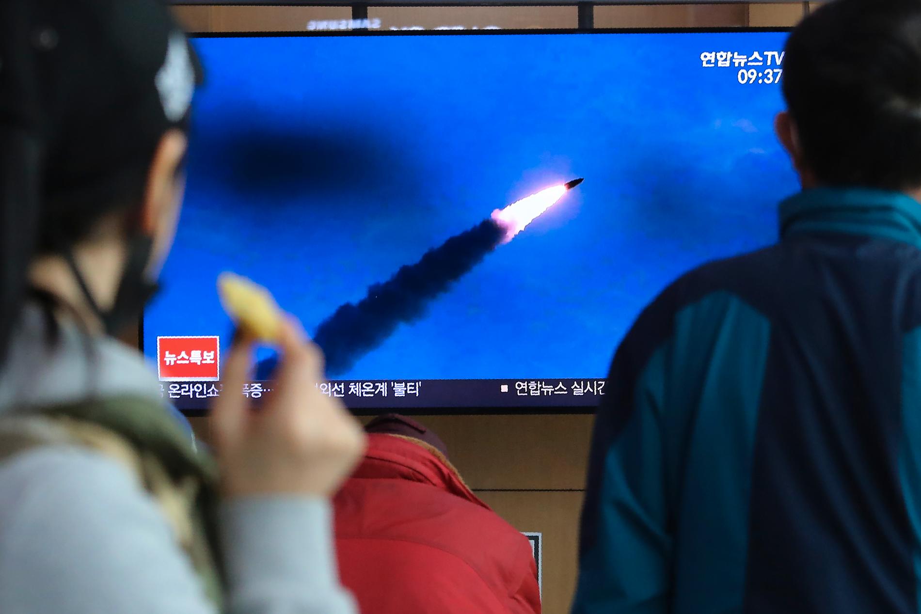 Sydkoreaner följer en nyhetssändning den 21 mars då Nordkorea avfyrade ballistiska kortdistansrobotar. Arkivbild.